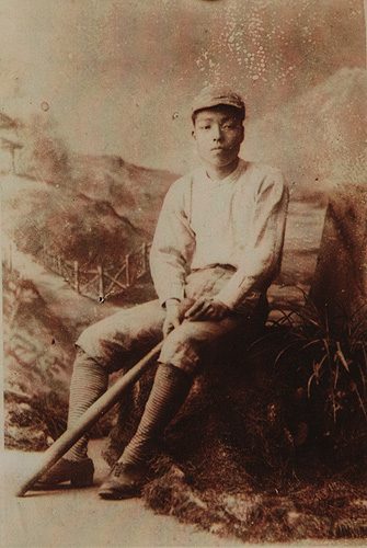 正岡子規（1889年）。俳号「子規」はホトトギスの別名「鳴いて血を吐く」伝説に由来する
