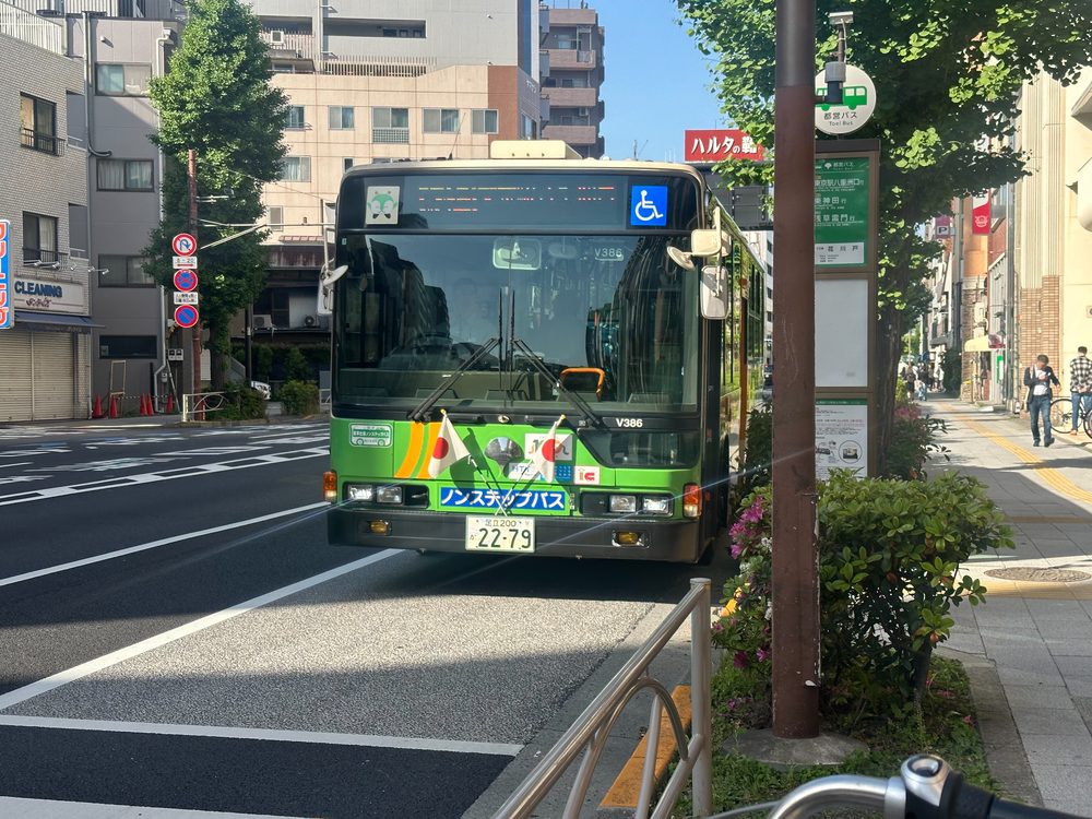 みどりの日のバスの旗 5月4日の祝日