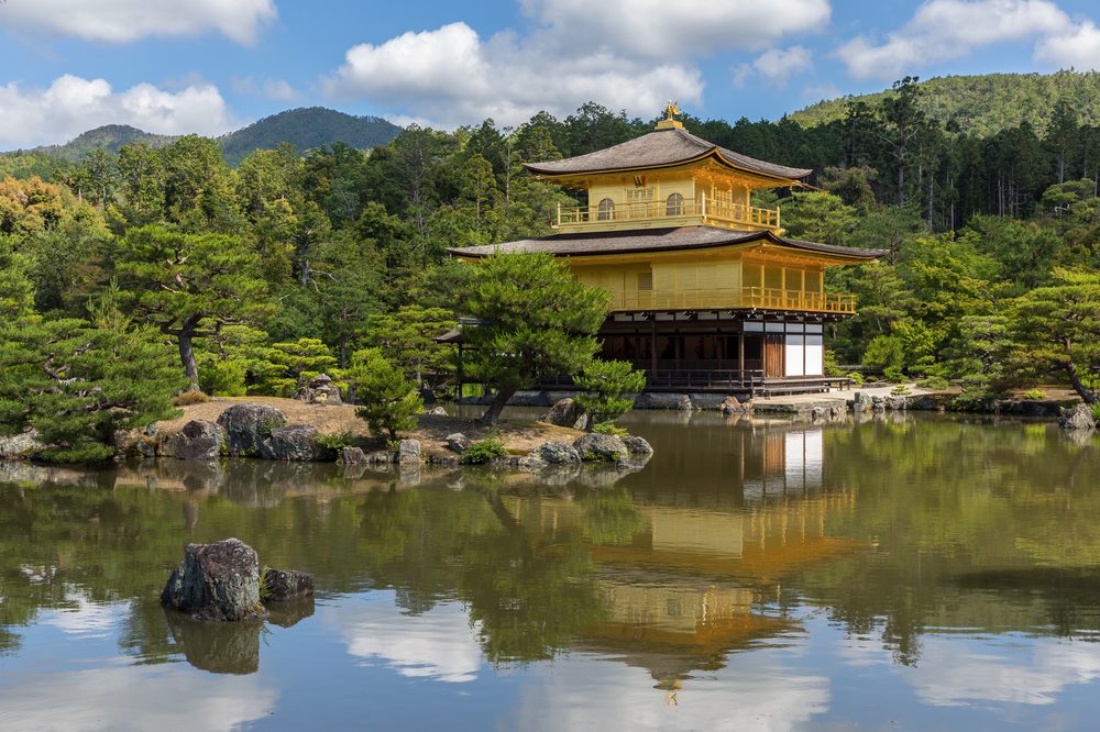京都金閣寺の青空。新緑の季節の爽やかな晴天は現代の五月晴れのイメージ