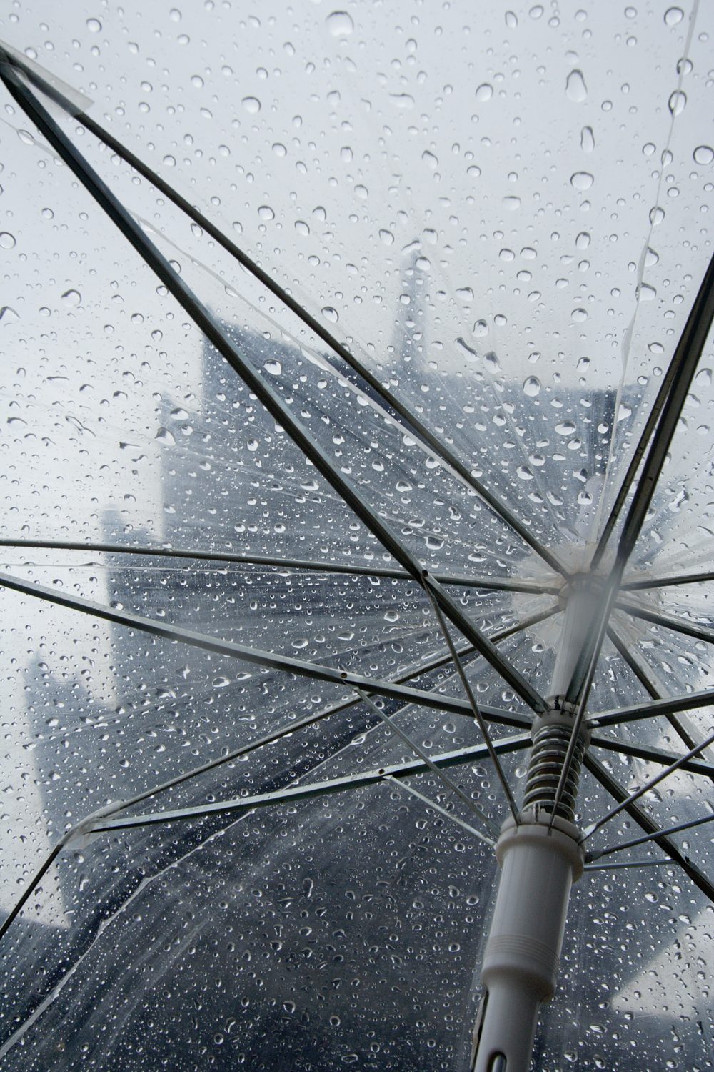 梅雨の雨が降る日本の風景。本来の五月晴れはこの梅雨の合間の晴天を指した
