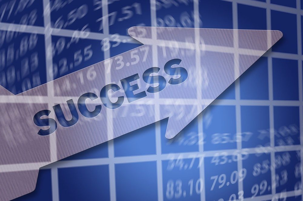 青い株価表の背景に「SUCCESS」と書かれた上向き矢印｜イナゴ卒業5ステップのイメージ