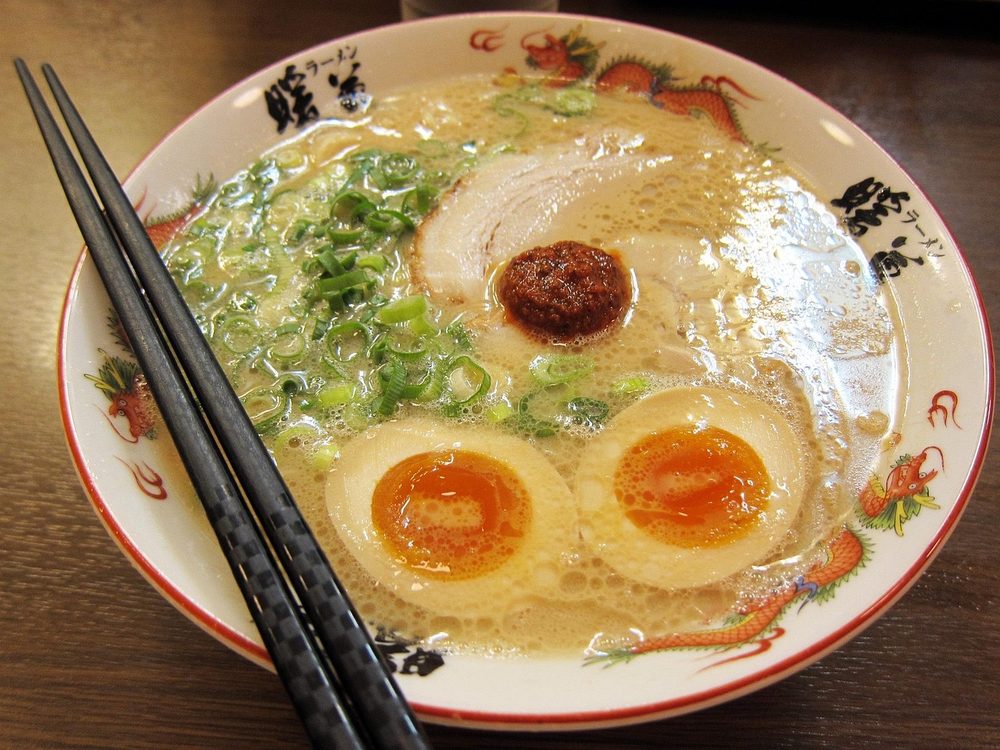 煮卵入りの豚骨ラーメン