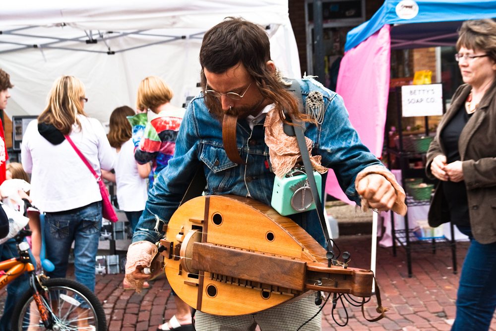 ハーディ・ガーディの演奏（手回し擦弦楽器）