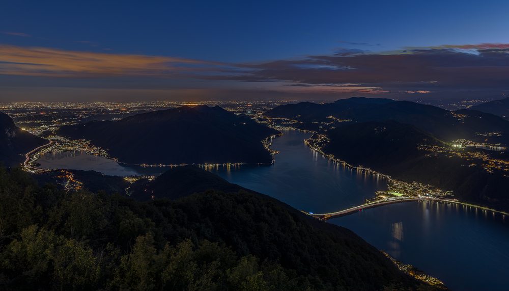 カンピオーネ・ディ・イタリアのルガーノ湖夜景