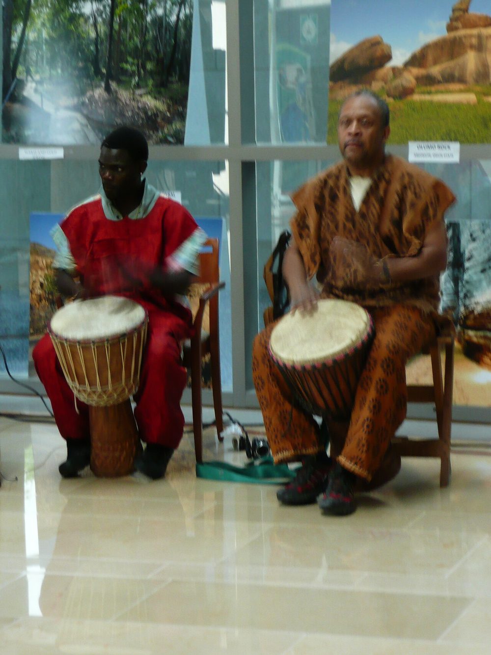 ジェンベ演奏（西アフリカの杯型打楽器）