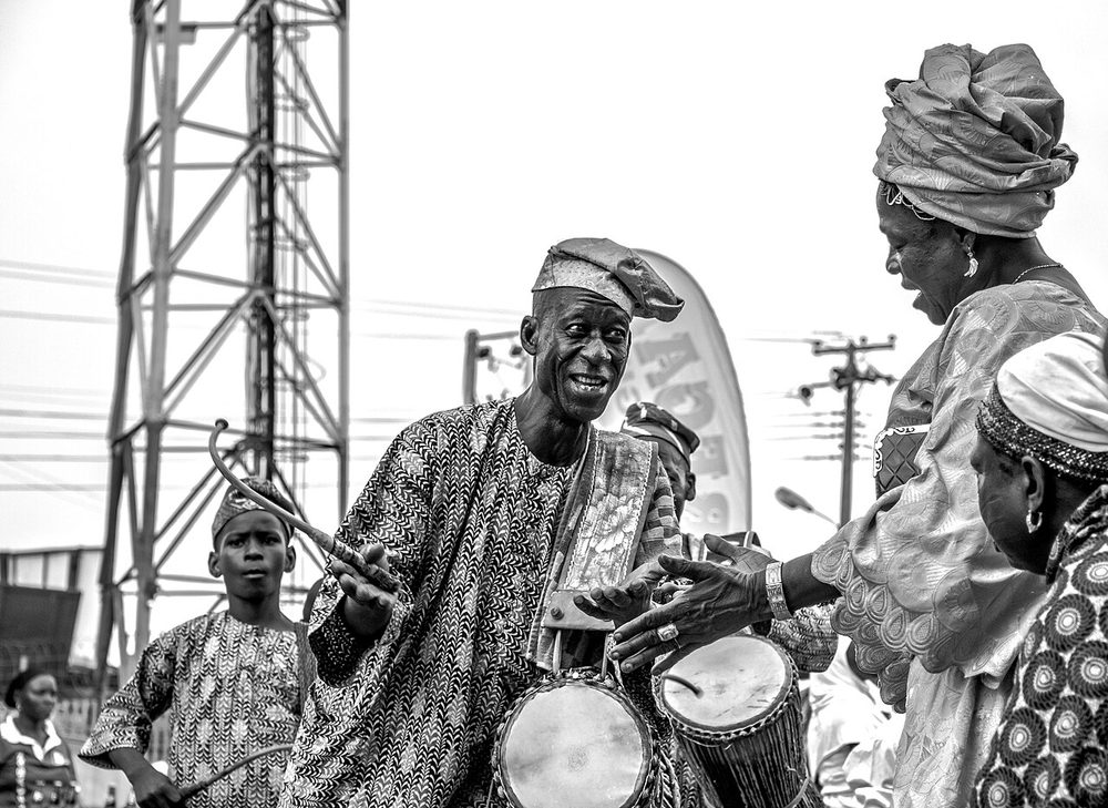 トーキングドラム演奏（西アフリカの会話する太鼓）