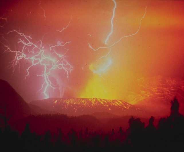 火山雷(ダーティサンダーストーム)|噴煙の中で発生する稲妻