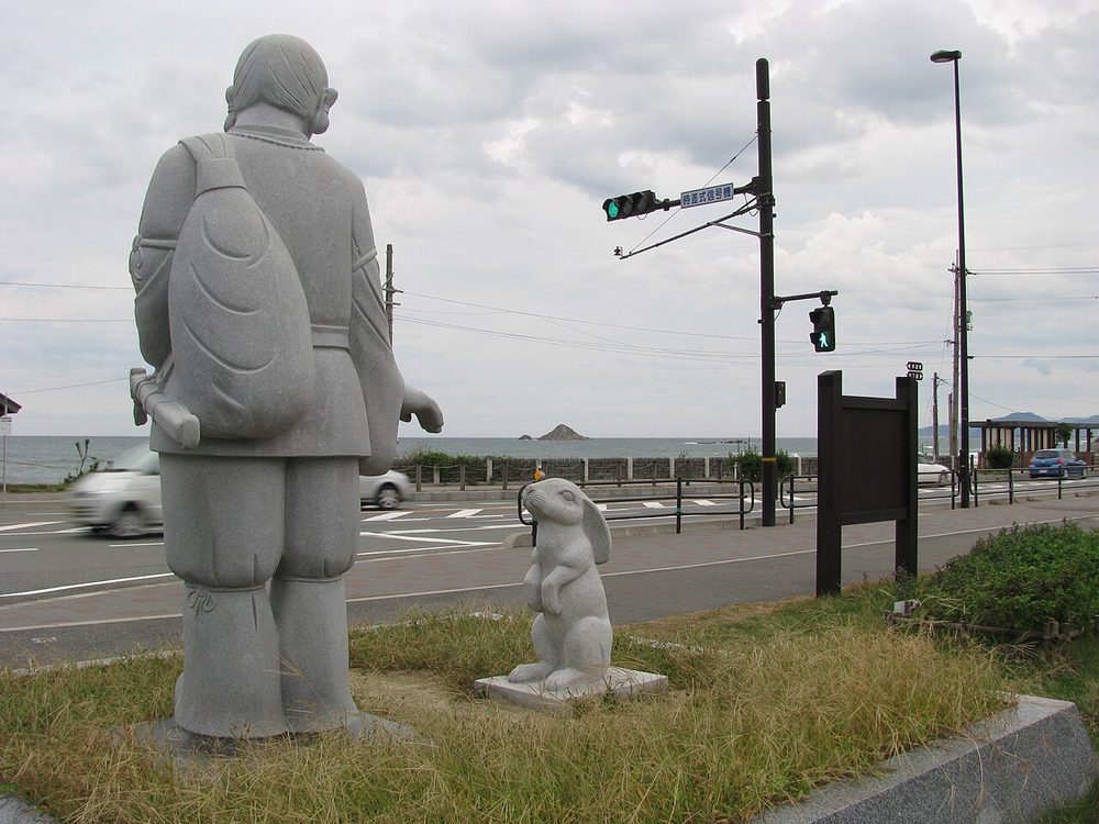 大国主命と因幡の白兎（白兎海岸の像）