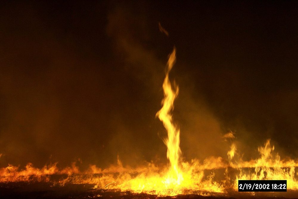 ファイアデビル|山火事や火山噴火で発生する炎の竜巻