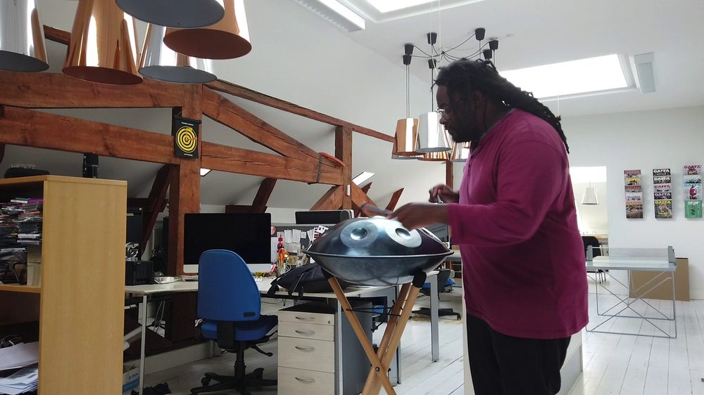 ハンドパン／ハングの演奏（スイス発祥のUFO型金属打楽器）