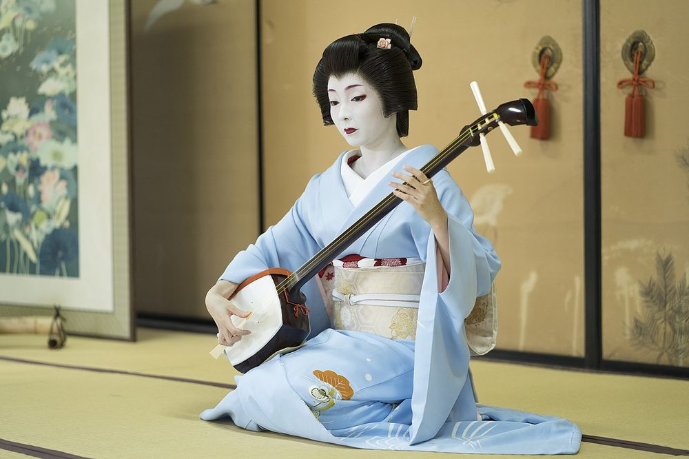 三味線を演奏する芸妓（日本の三弦撥弦楽器）