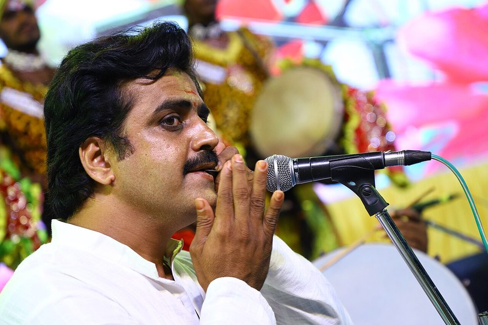 モルシンを演奏する奏者（インドの口琴・ジューズハープ）