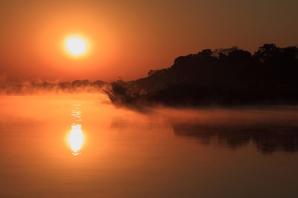 ナミビア・カプリヴィ回廊のザンベジ川夕景