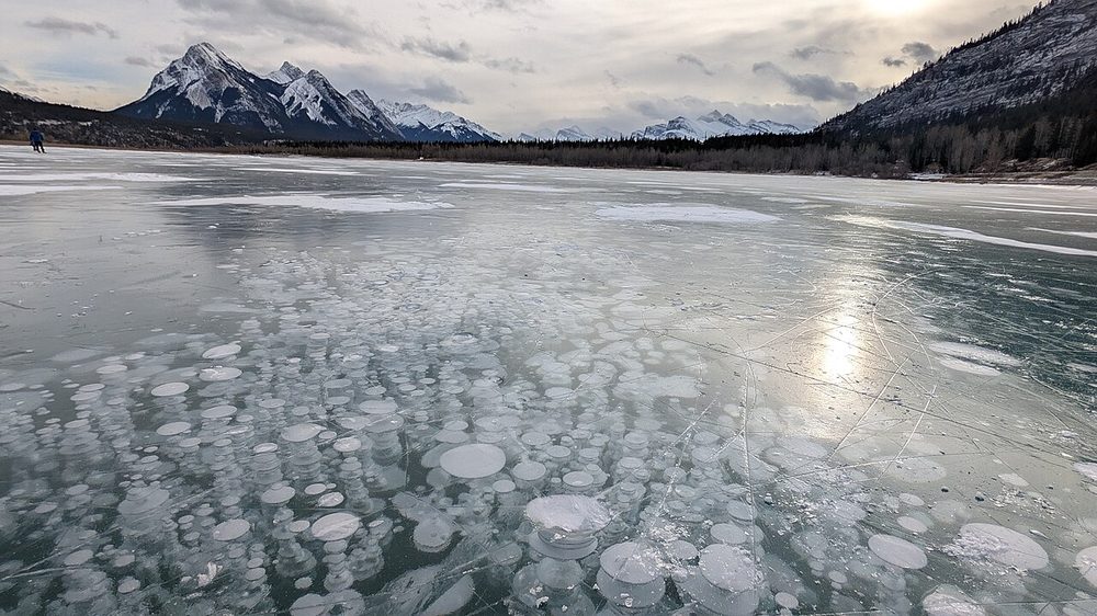 アブラハム湖のアイスバブル|氷の中に閉じ込められた無数のメタン気泡