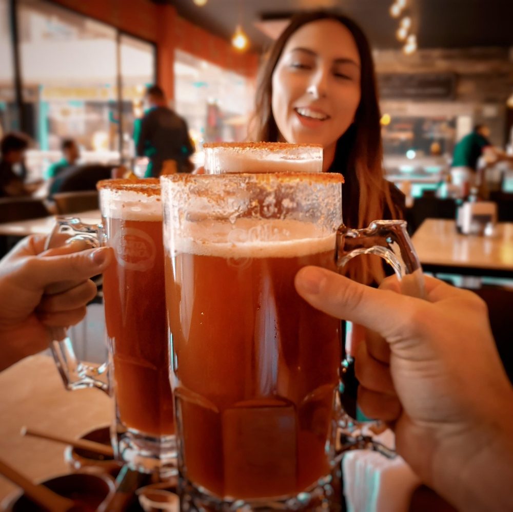 飲み会で乾杯する様子