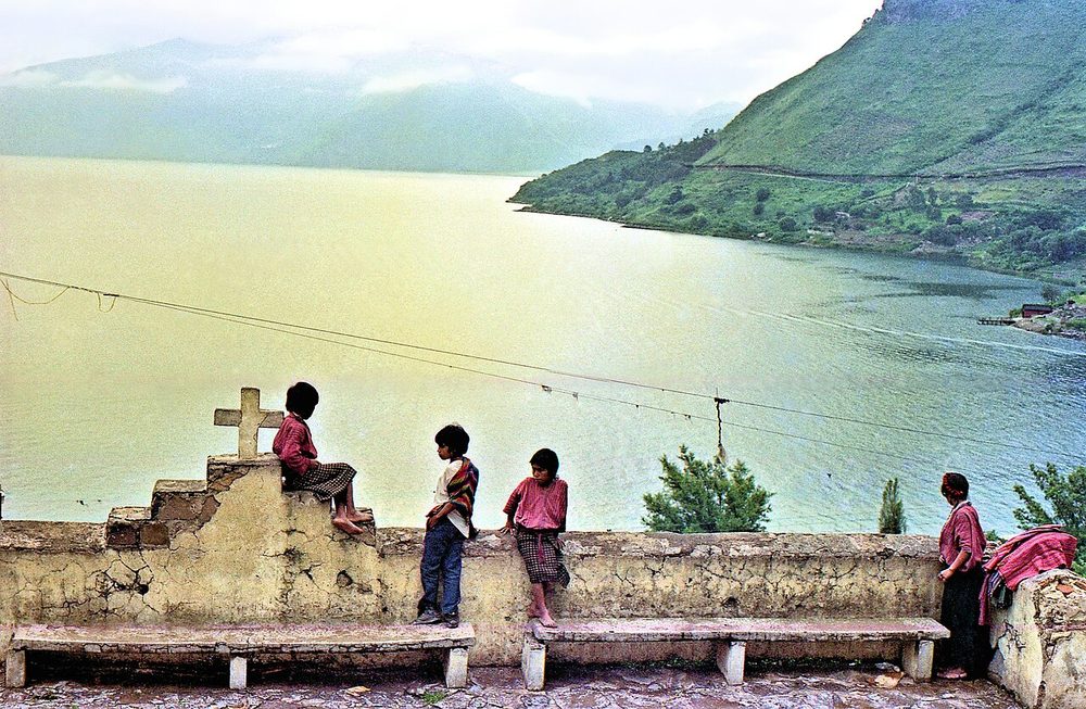 アティトラン湖 グアテマラ 3つの火山に囲まれた湖