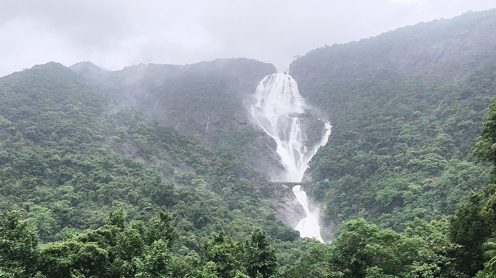 ドゥドゥサガル滝（インド・ゴア州）