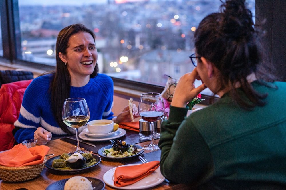 友達同士でレストランで会話