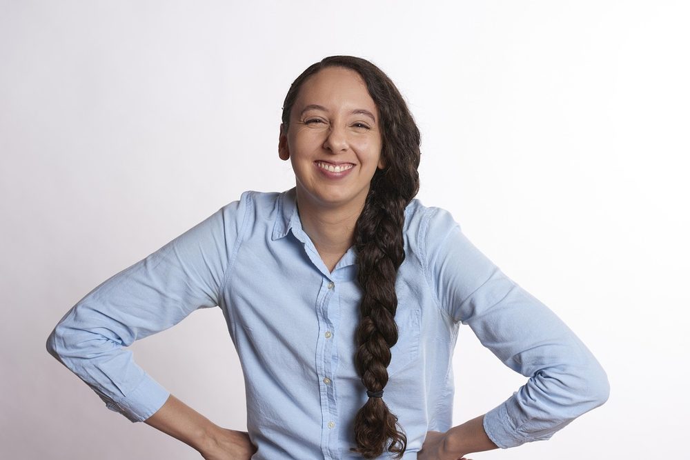 面白いエピソードに笑顔になる女性