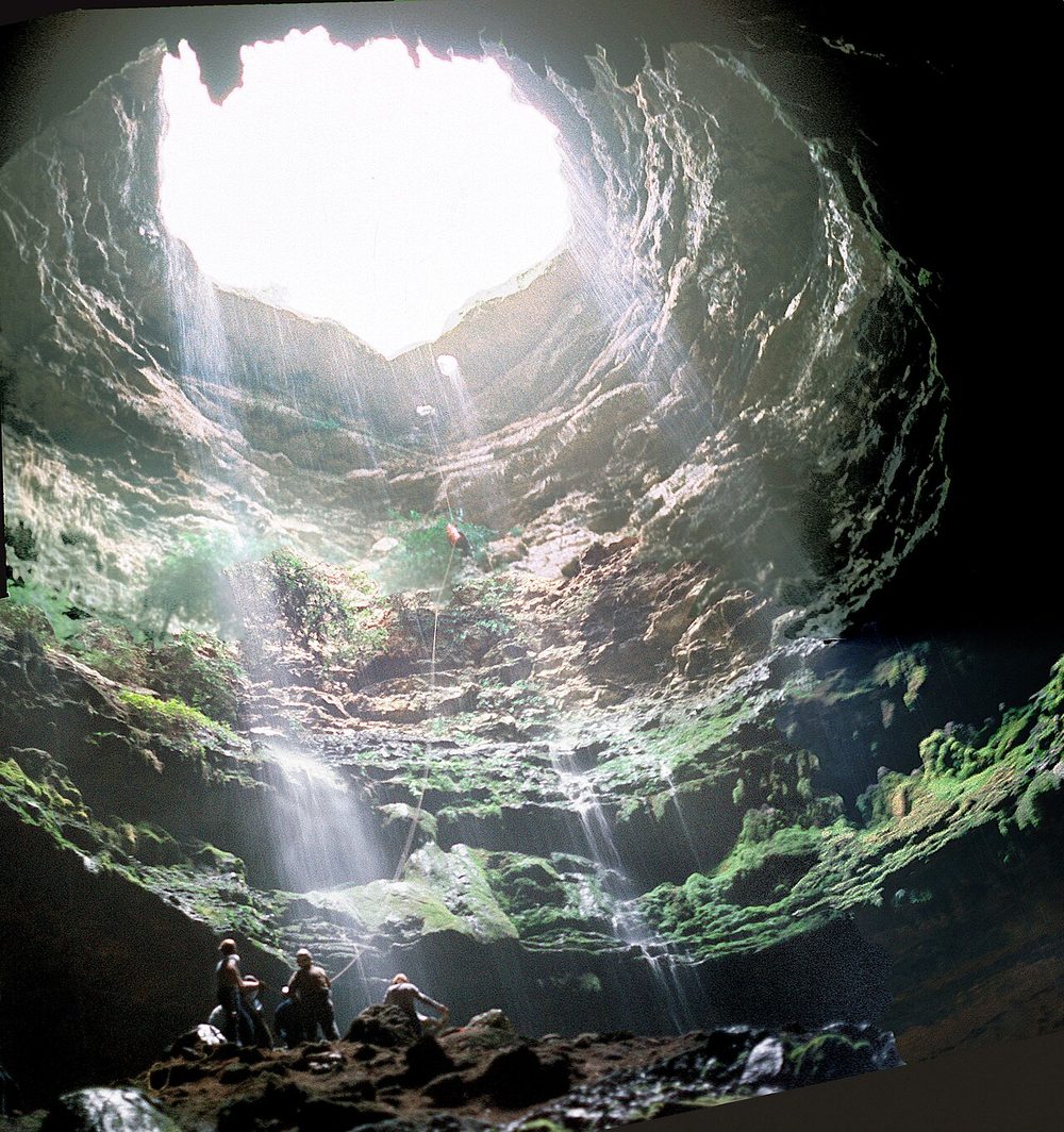 デビルズ・シンクホール アメリカ テキサス州 巨大な縦穴 コウモリの棲家