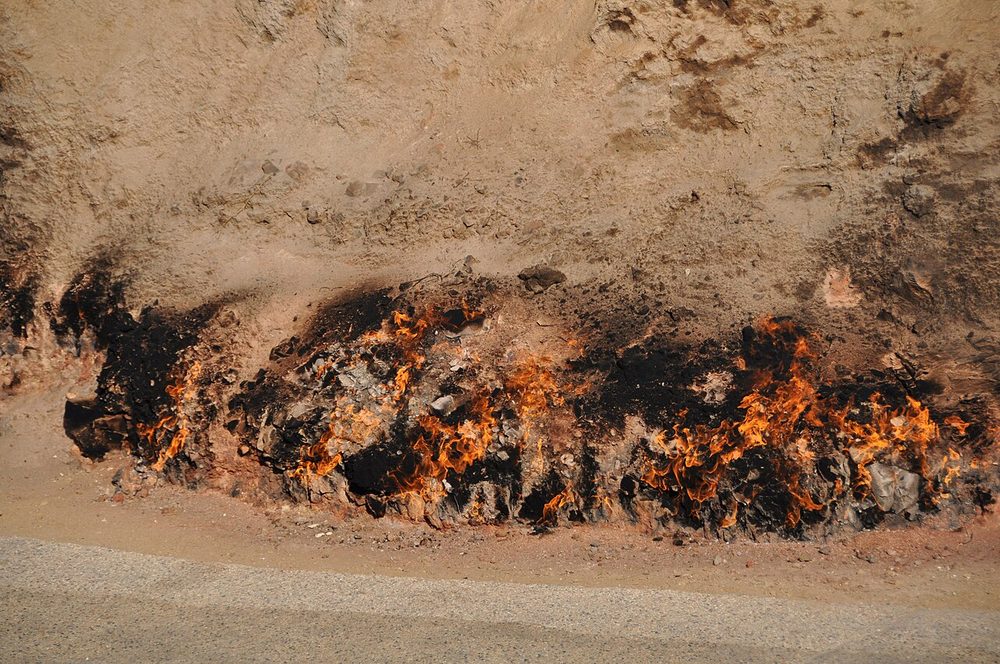 ヤナル・ダグ アゼルバイジャン 燃える山 天然ガスの炎が絶えない巨大な穴