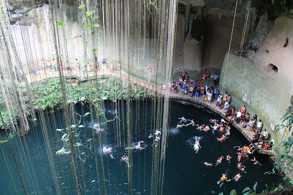 セノーテ・イキル メキシコ ユカタン チチェン・イッツァ近郊 マヤ文明の聖なる水の穴