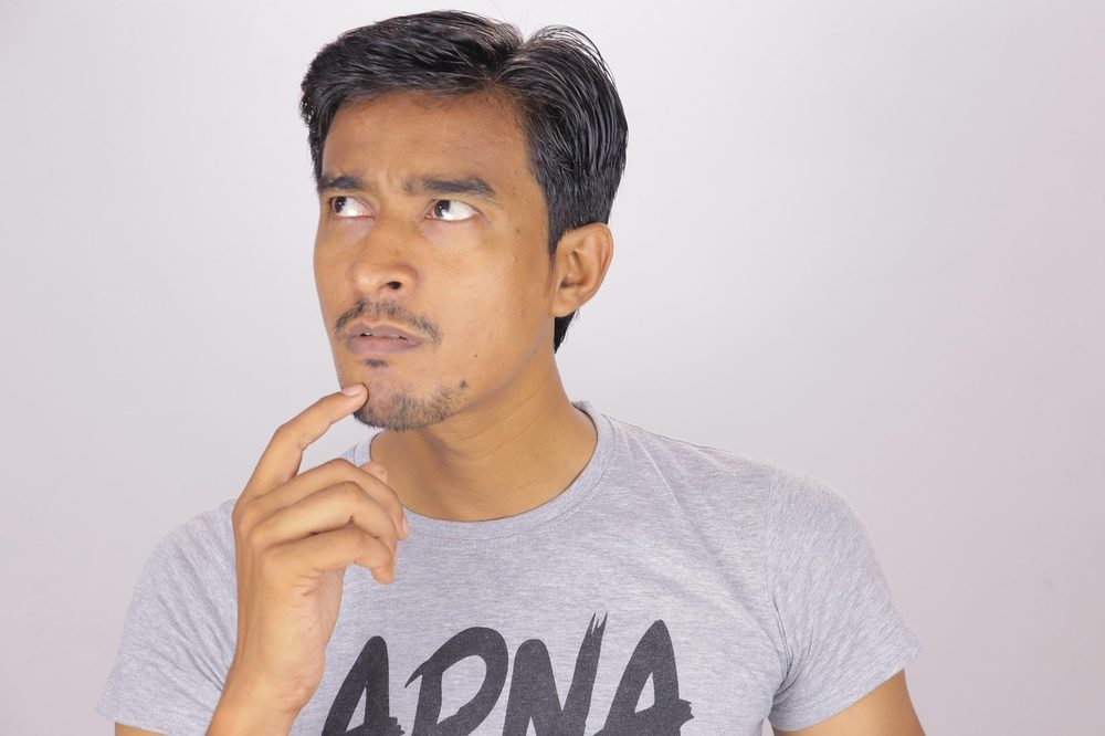 ひっかけクイズで頭を抱えるイメージ