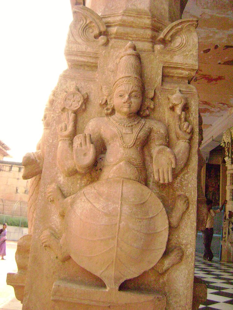 クールマ——亀の甲羅でマンダラ山を支えるヴィシュヌ第2の化身（寺院彫刻）