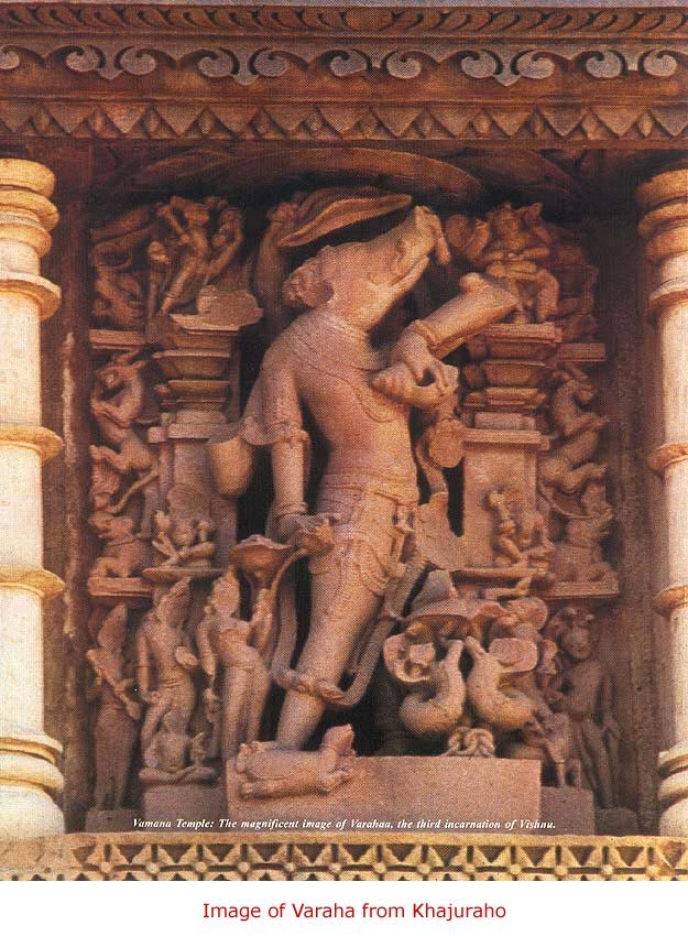 ヴァラーハ——猪頭のヴィシュヌの化身（カジュラホ寺院彫刻）