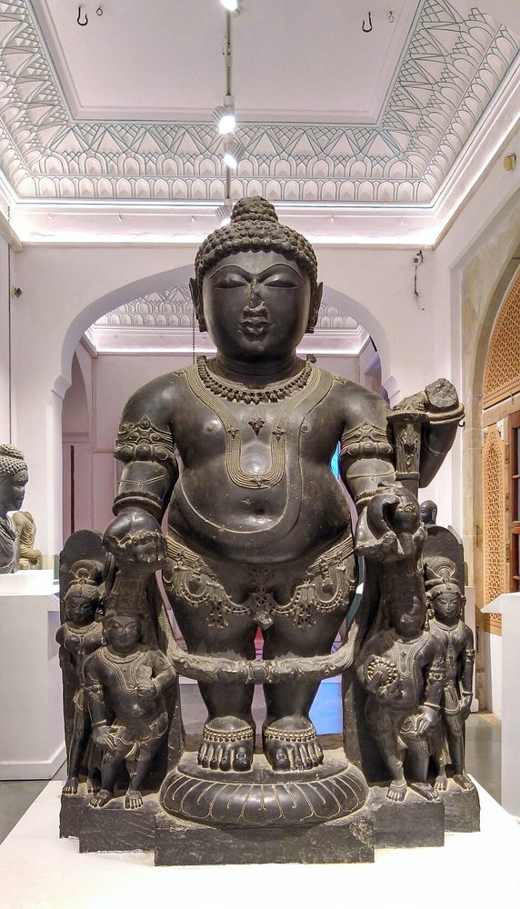 ヴァーマナ——巨大化する小人の姿をした第5の化身（石像）