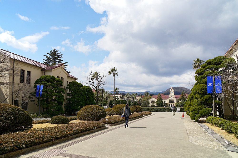 関西学院大学 上ヶ原キャンパスのメインストリートと時計塔