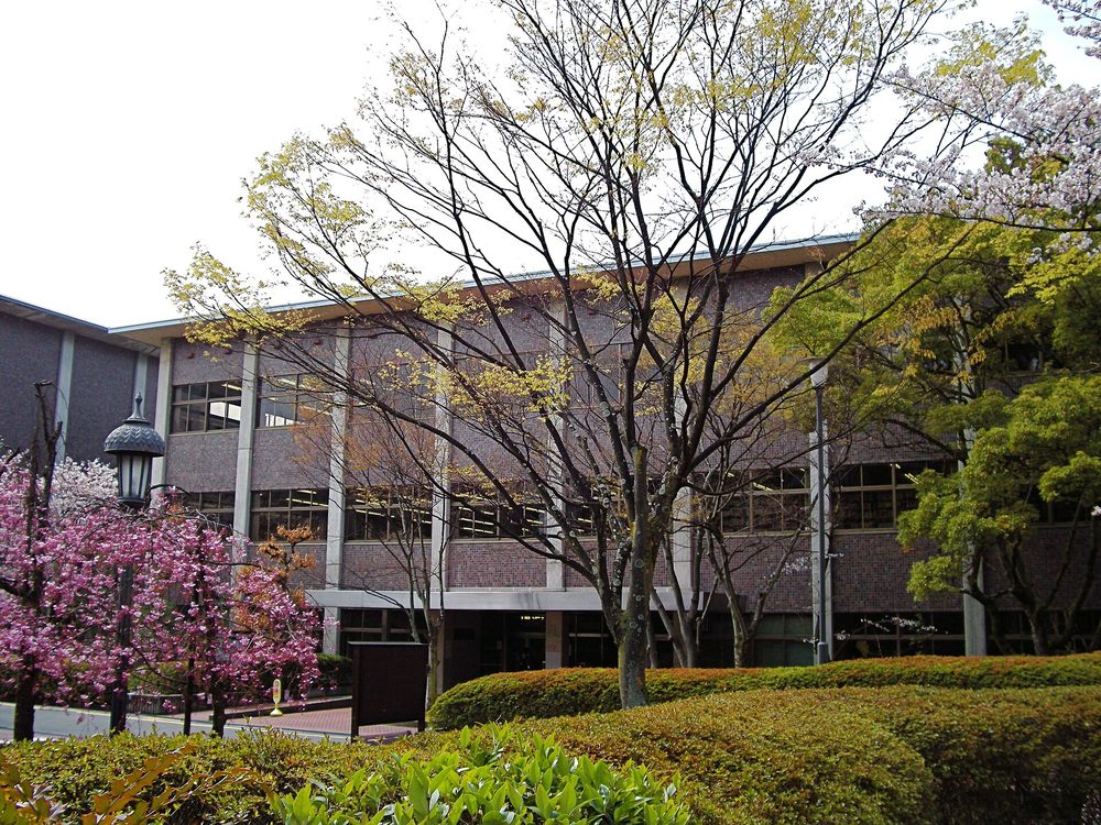 立命館大学 衣笠キャンパスの図書館と桜