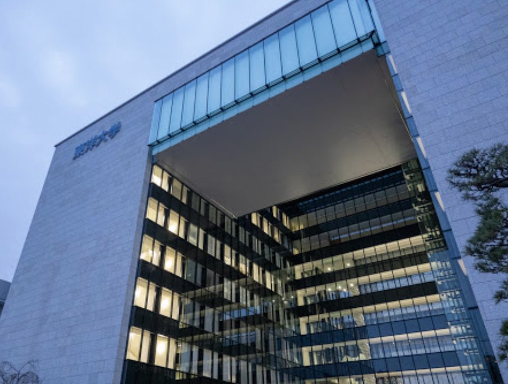 東洋大学白山キャンパスの近代的な校舎