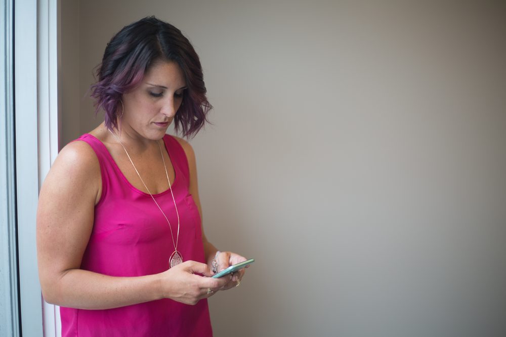 LINEでスマホを操作する様子・面白い返しはテキストならではの工夫が必要