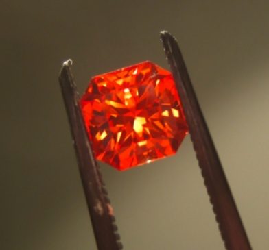 パパラチアサファイア オレンジピンクのカット石