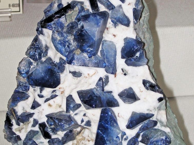 ベニトアイト 白いナトロライト母岩中の青結晶