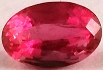 レッドベリル（レッドエメラルド）ラズベリー色のオーバルカット