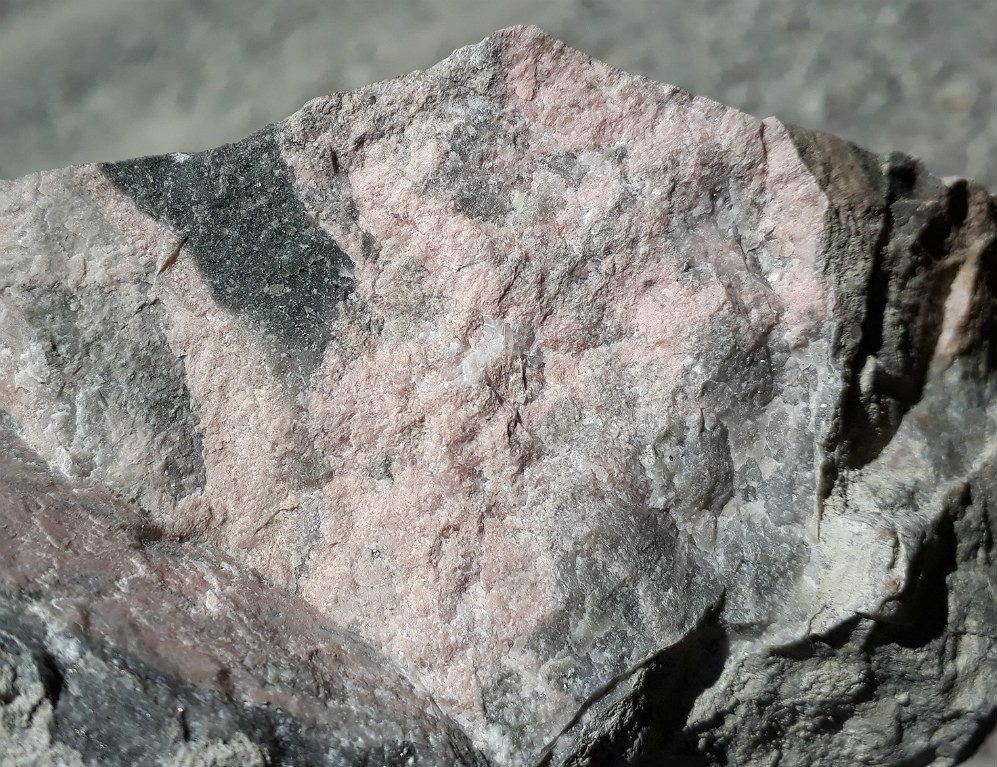 ロードクロサイト ピンクの原石