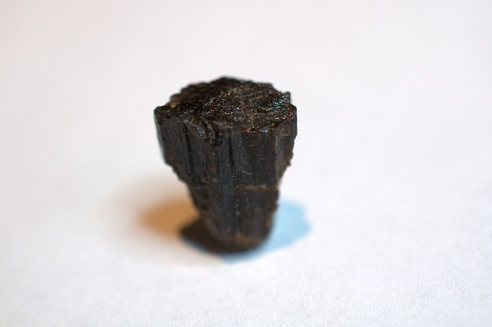 ペイナイト 暗赤褐色の柱状結晶