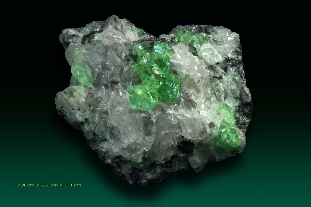 ツァボライト・ガーネット メレラニ丘陵緑結晶