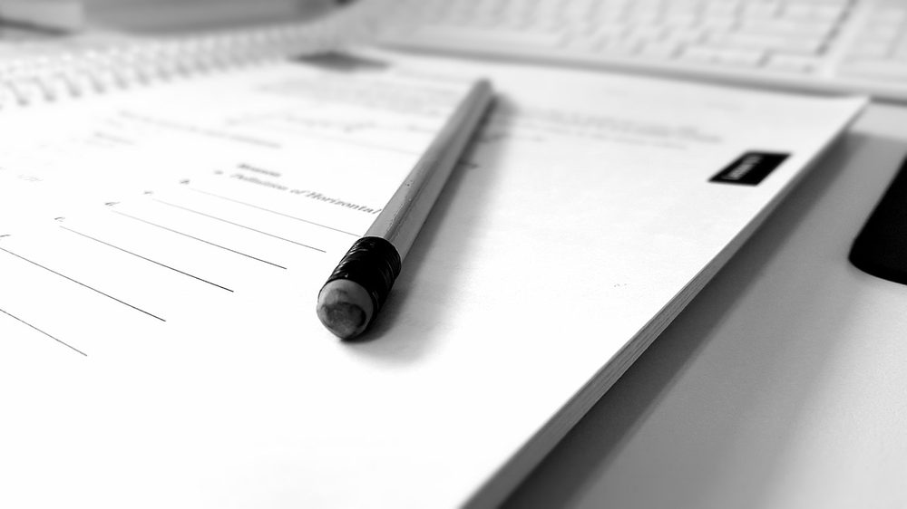 レポートをチェックする学生の手元