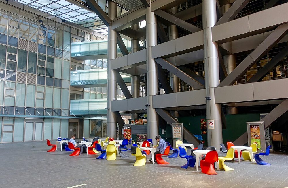 本郷キャンパス工学部2号館のエントランスホール。学生の休憩スペース