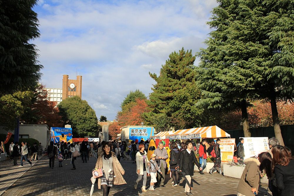 駒場祭の賑わい。入り口には「東京大学」のバナーが掲げられ、学生と来場者で混雑する