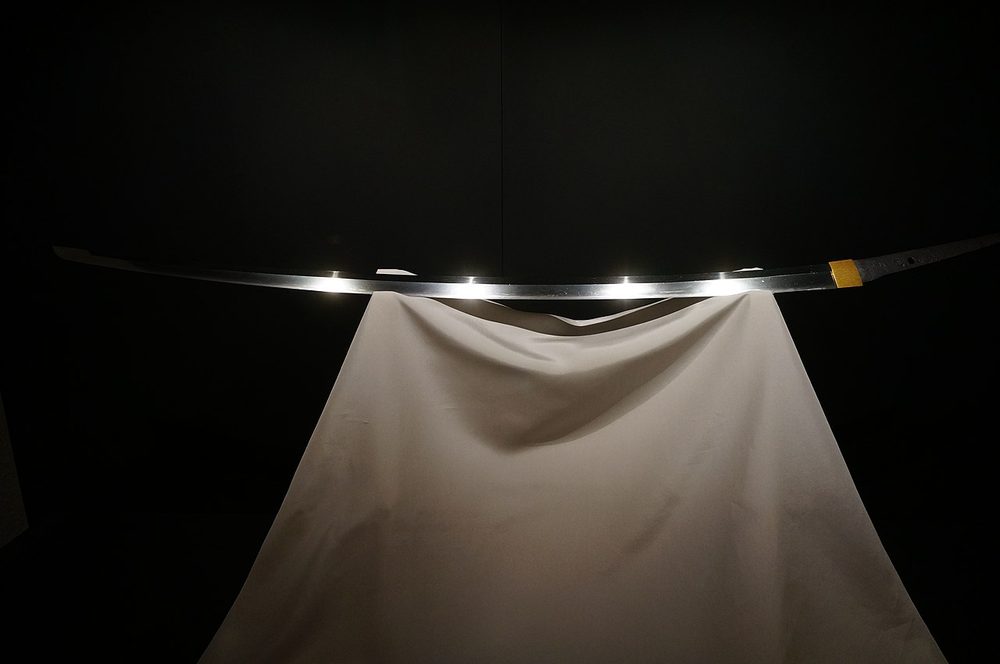 三日月宗近——平安時代の名刀工・三条宗近作の太刀。刀身の反りと三日月型の刃文が美しい。