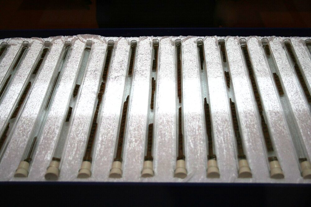 竹簡に記された古代中国の兵法書のイメージ