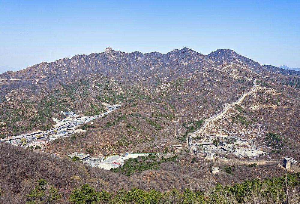 戦いの舞台となった中国の険しい山並みと万里の長城