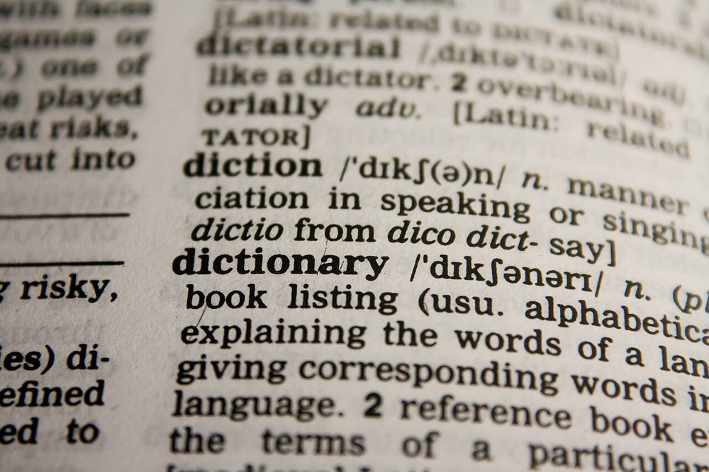 辞書で言葉の正式名称を調べるイメージ