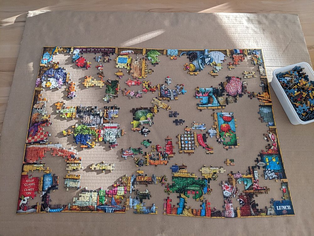 組み立て途中のジグソーパズル（アナグラムクイズのイメージ）