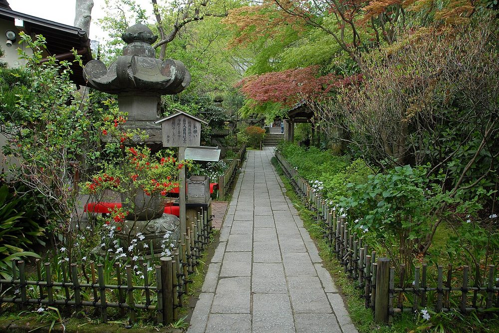 石灯籠のある日本庭園の小径