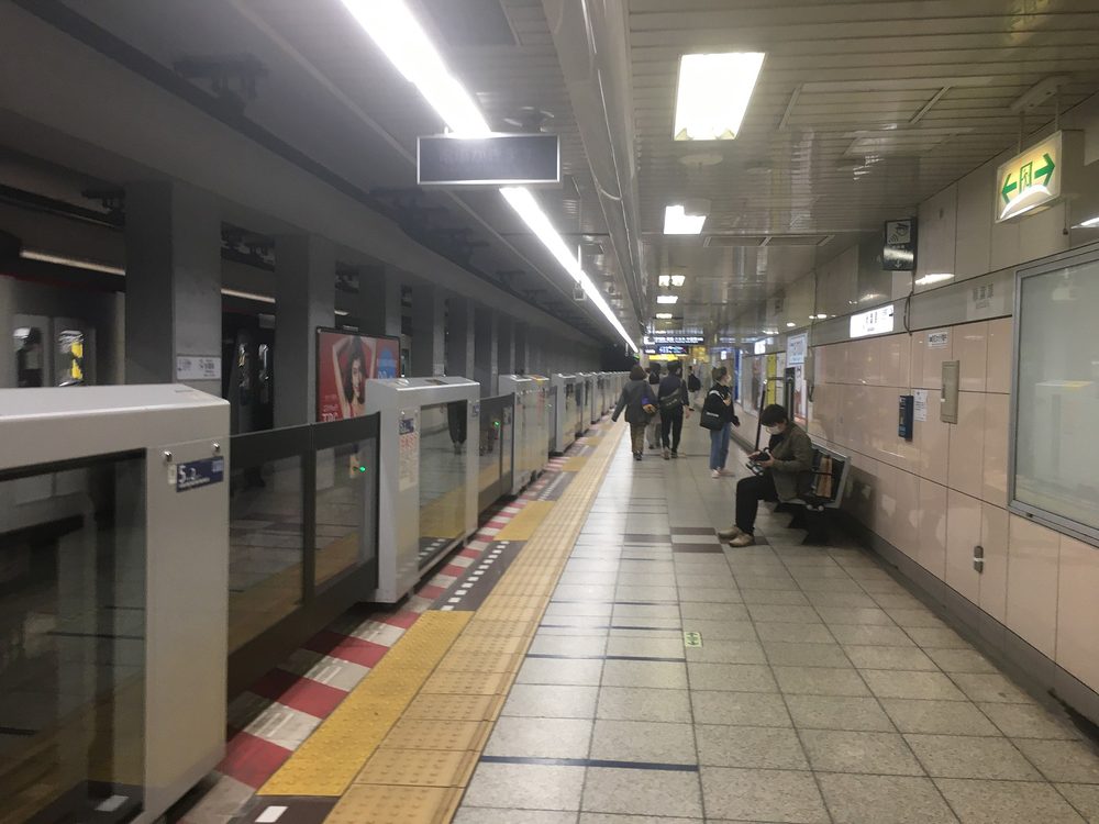 日本の駅のホームに敷かれた黄色い点字ブロック